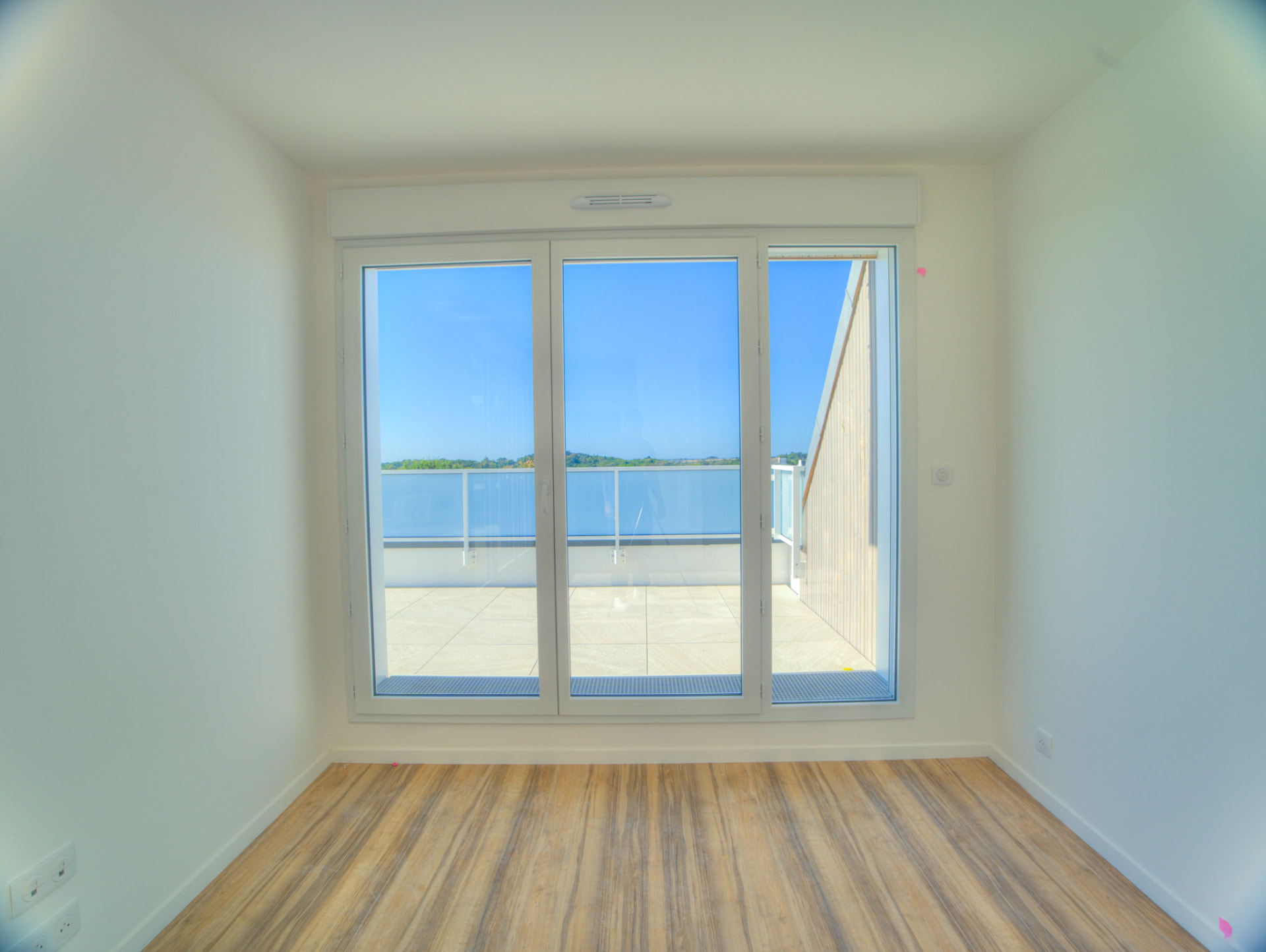 Chambre avec baie vitrée et vue mer