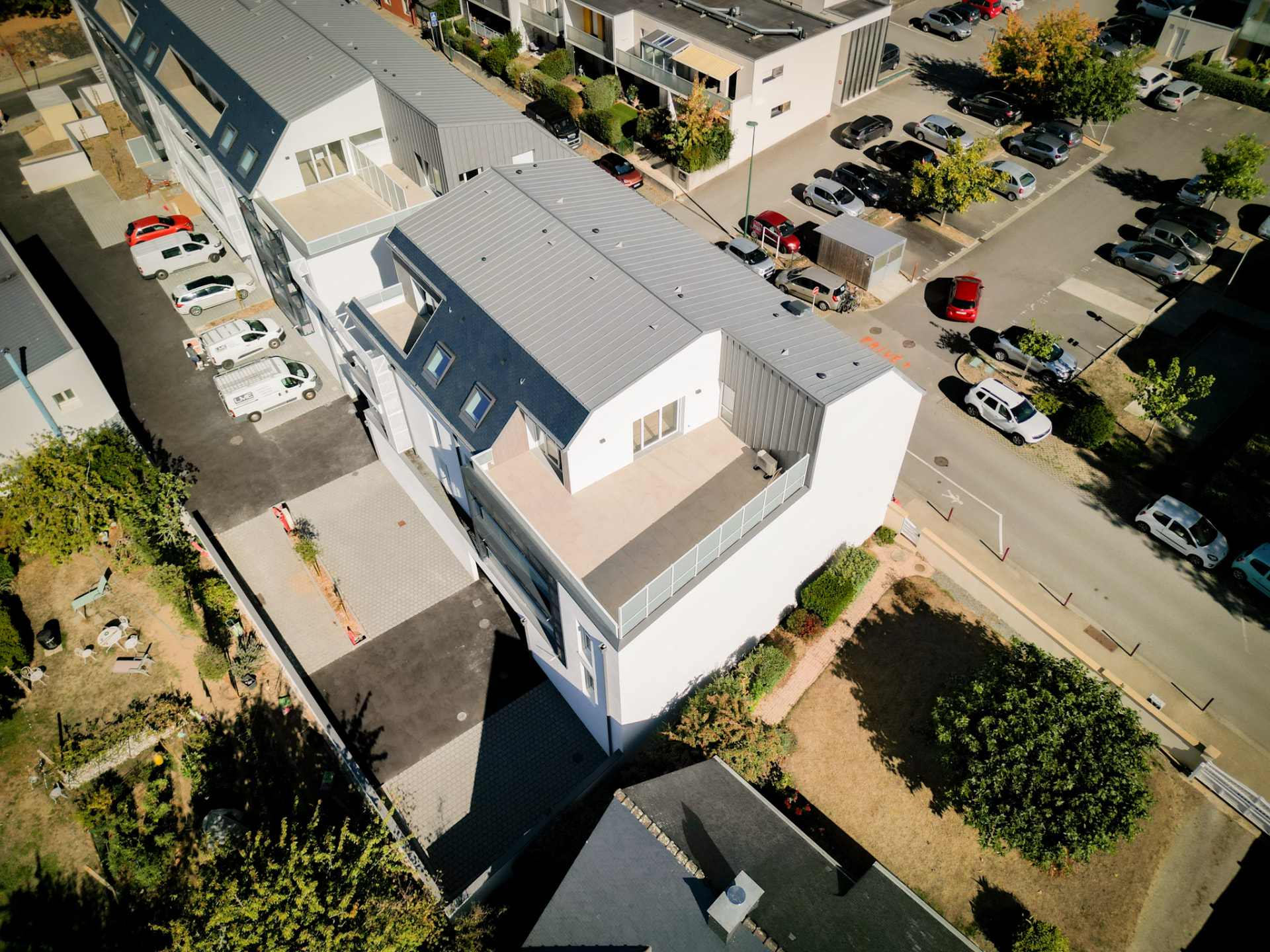 Vue aérienne de la résidence avec toiture zinc