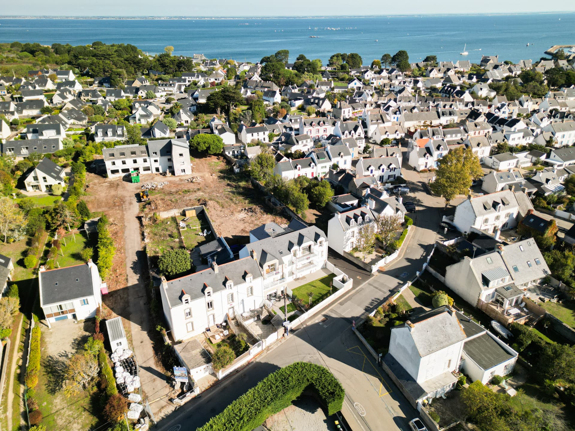 Vue aérienne par drone d'un village côtier et de la parcelle en chantier