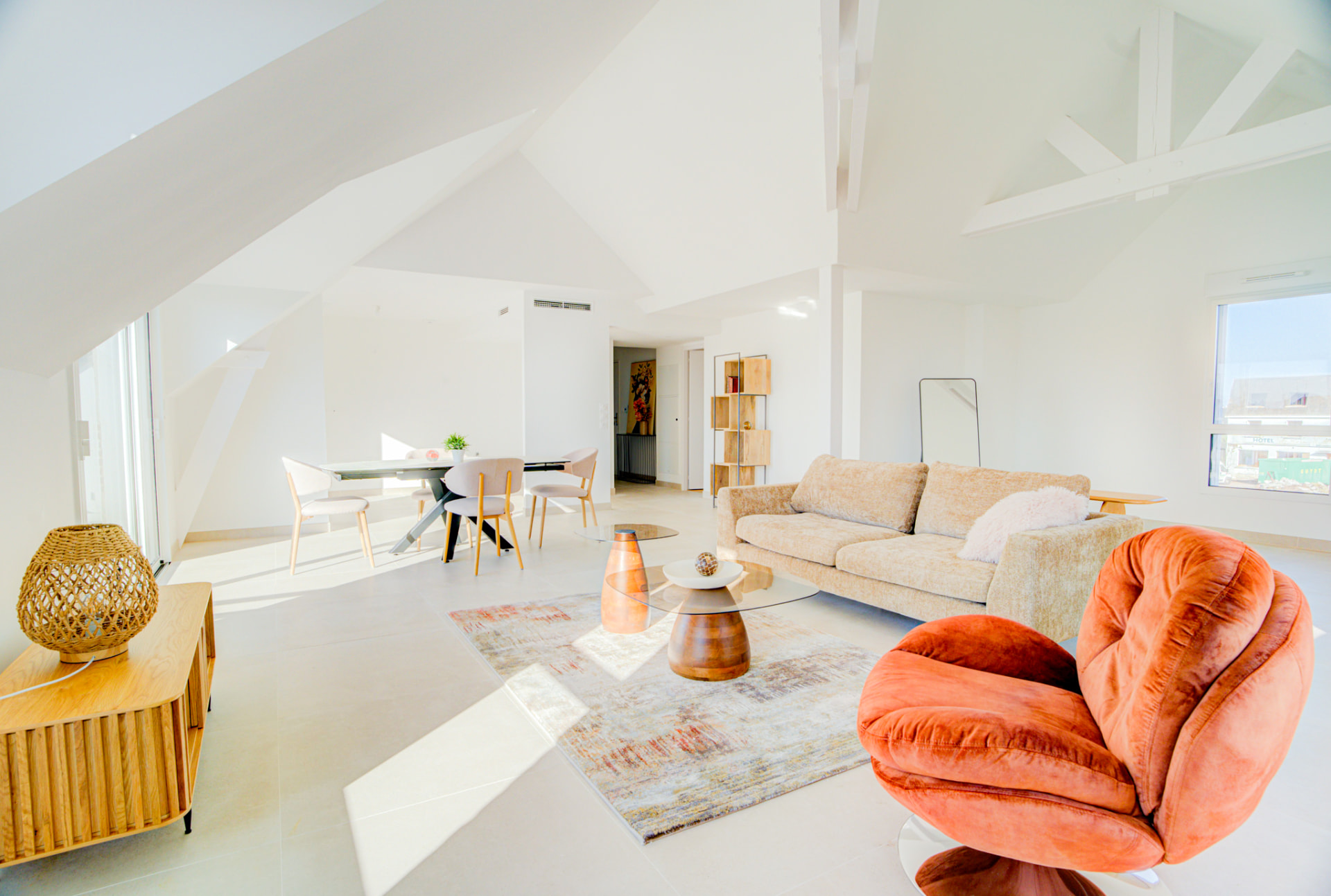 Séjour et espace repas sous combles avec fauteuil orange