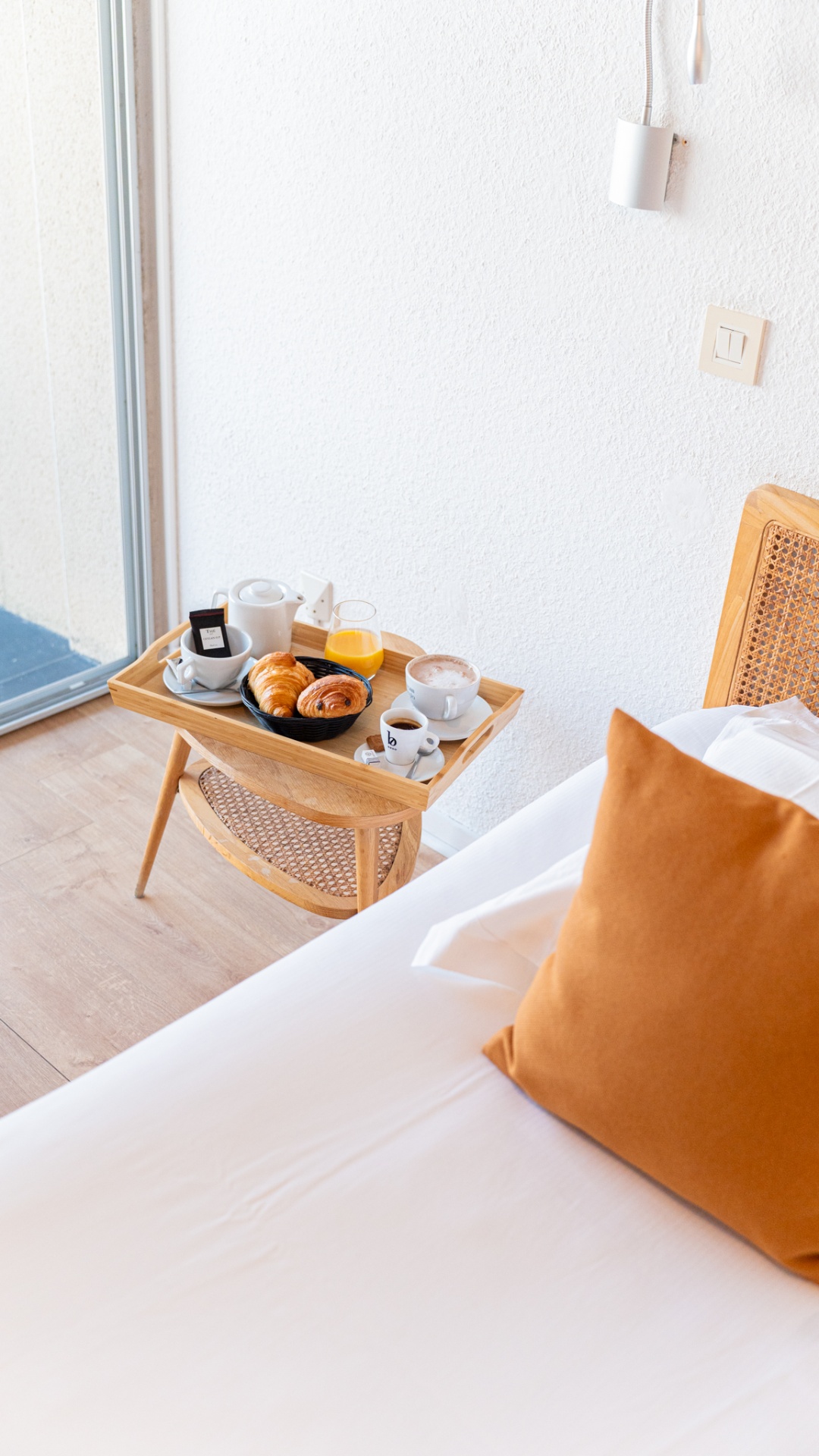 Petit-déjeuner servi en chambre sur plateau bois