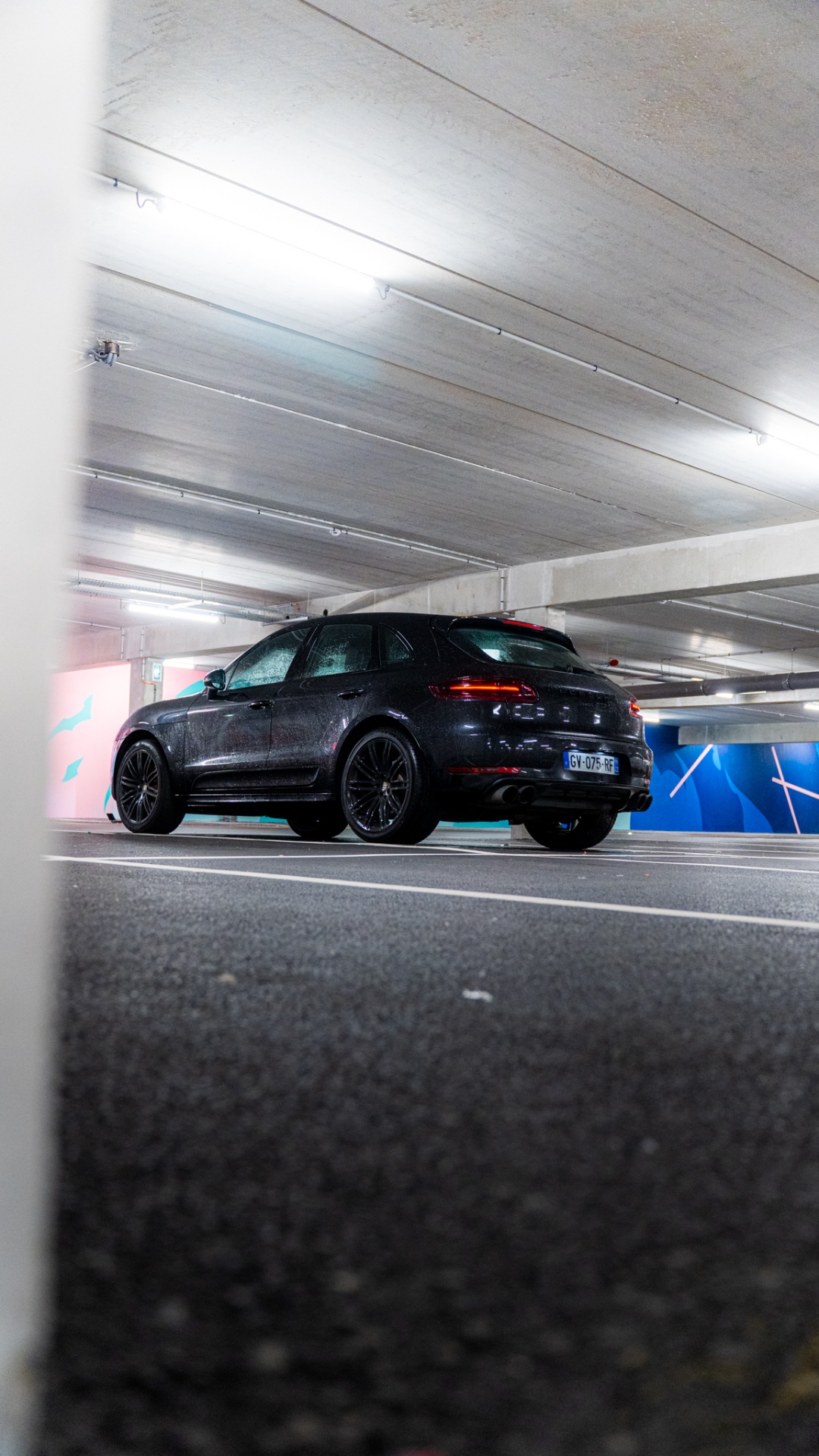 Porsche Macan noire en parking