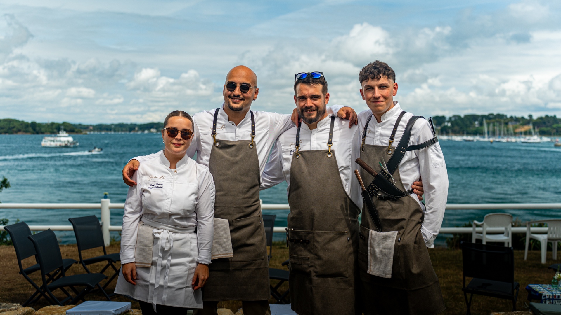 Équipe de chefs devant le golfe
