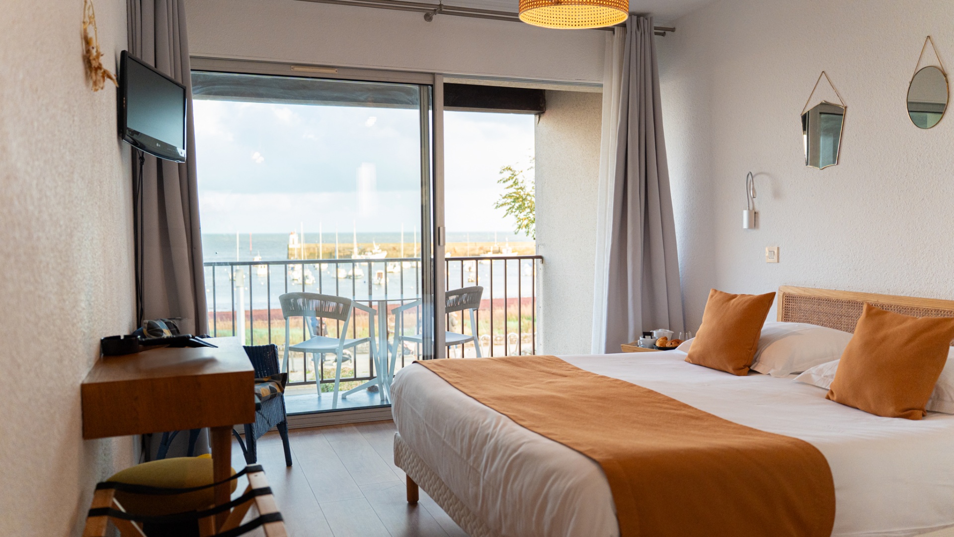 Chambre vue mer avec balcon face au port