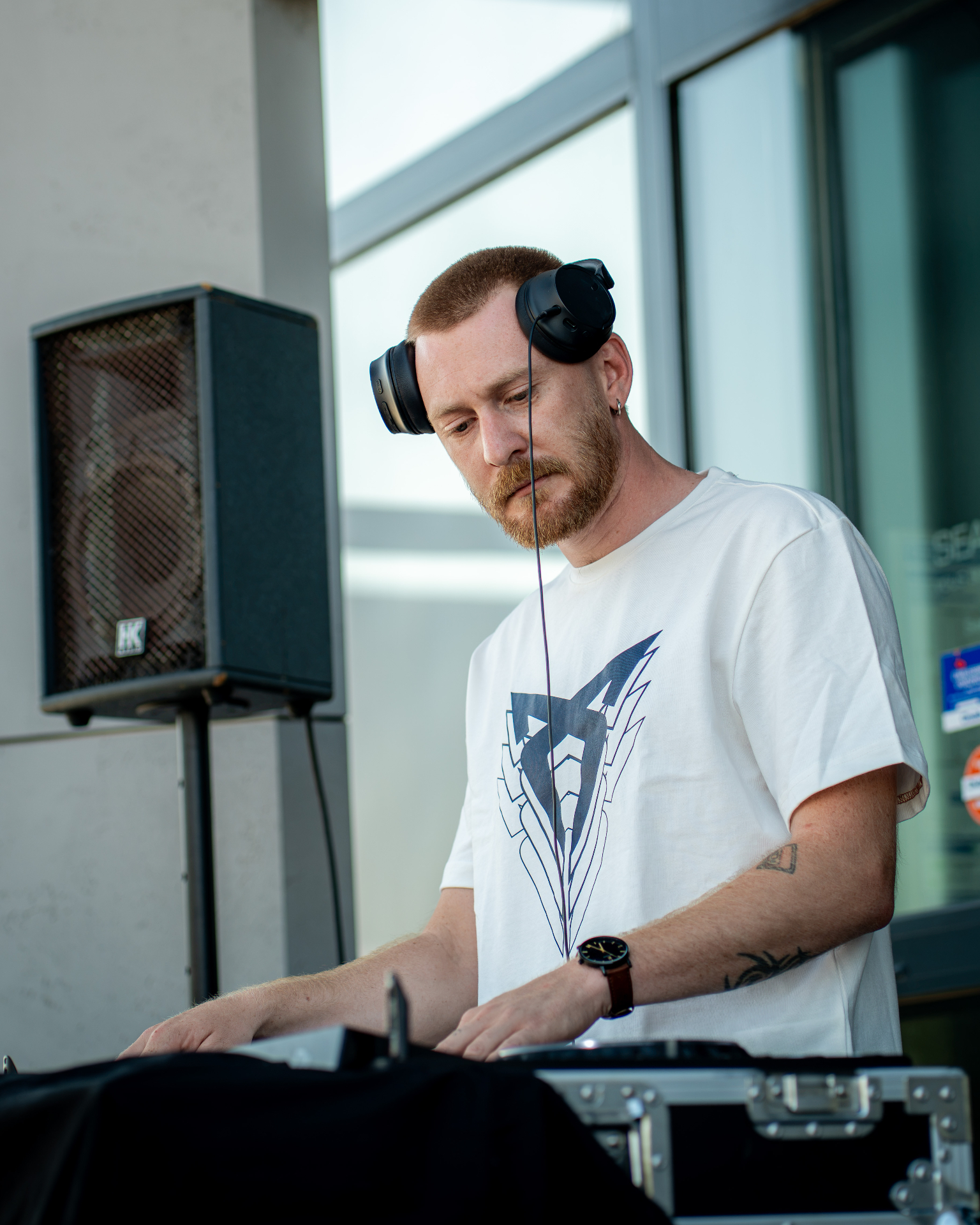 DJ Cupra mixant en extérieur devant une enceinte
