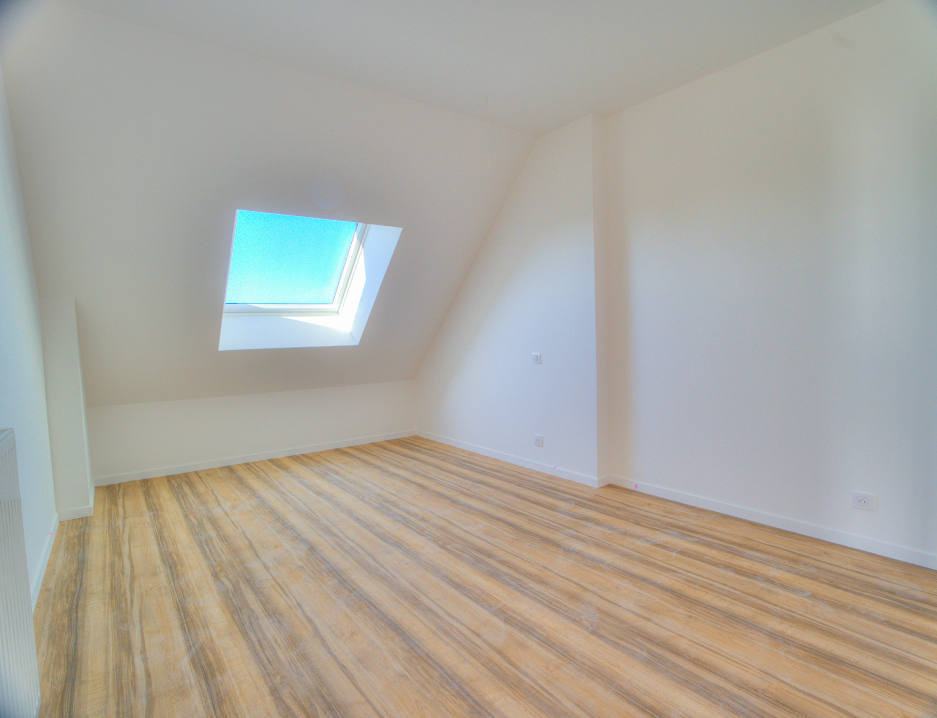 Chambre sous combles avec fenêtre de toit