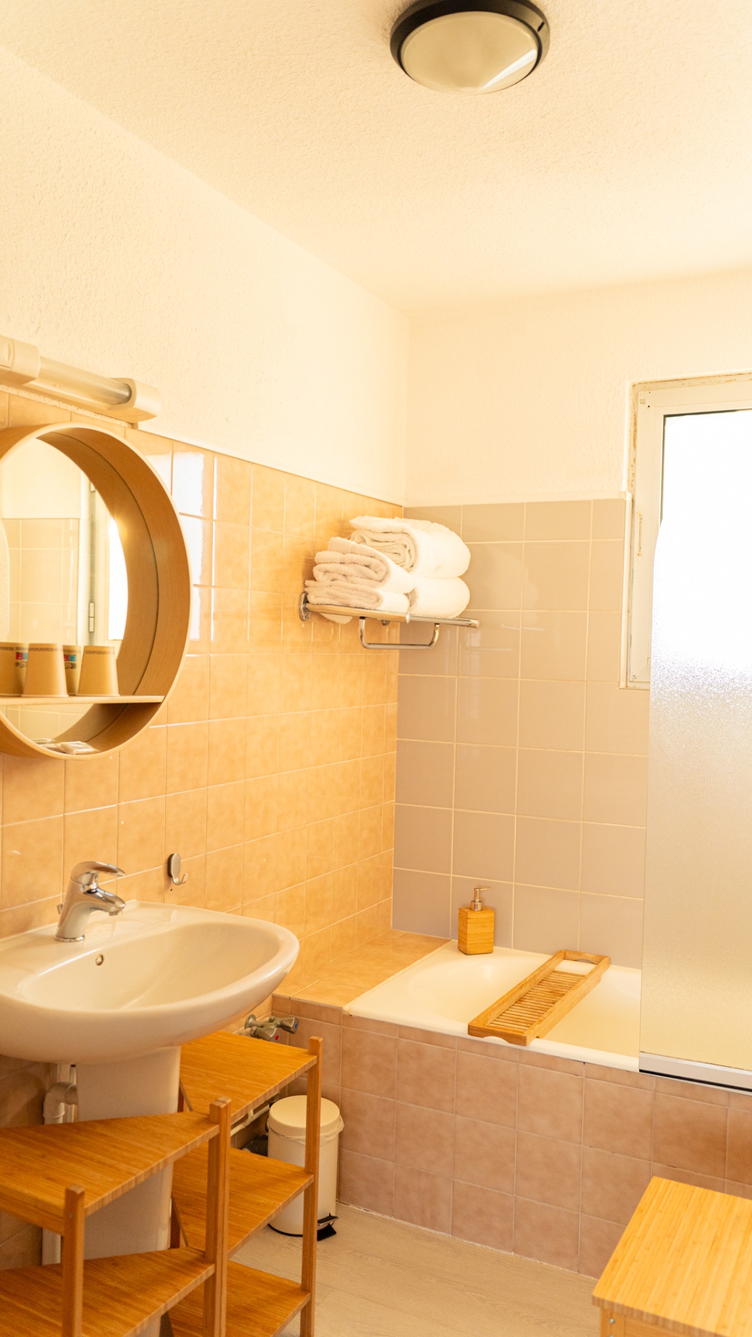 Salle de bain avec baignoire et serviettes
