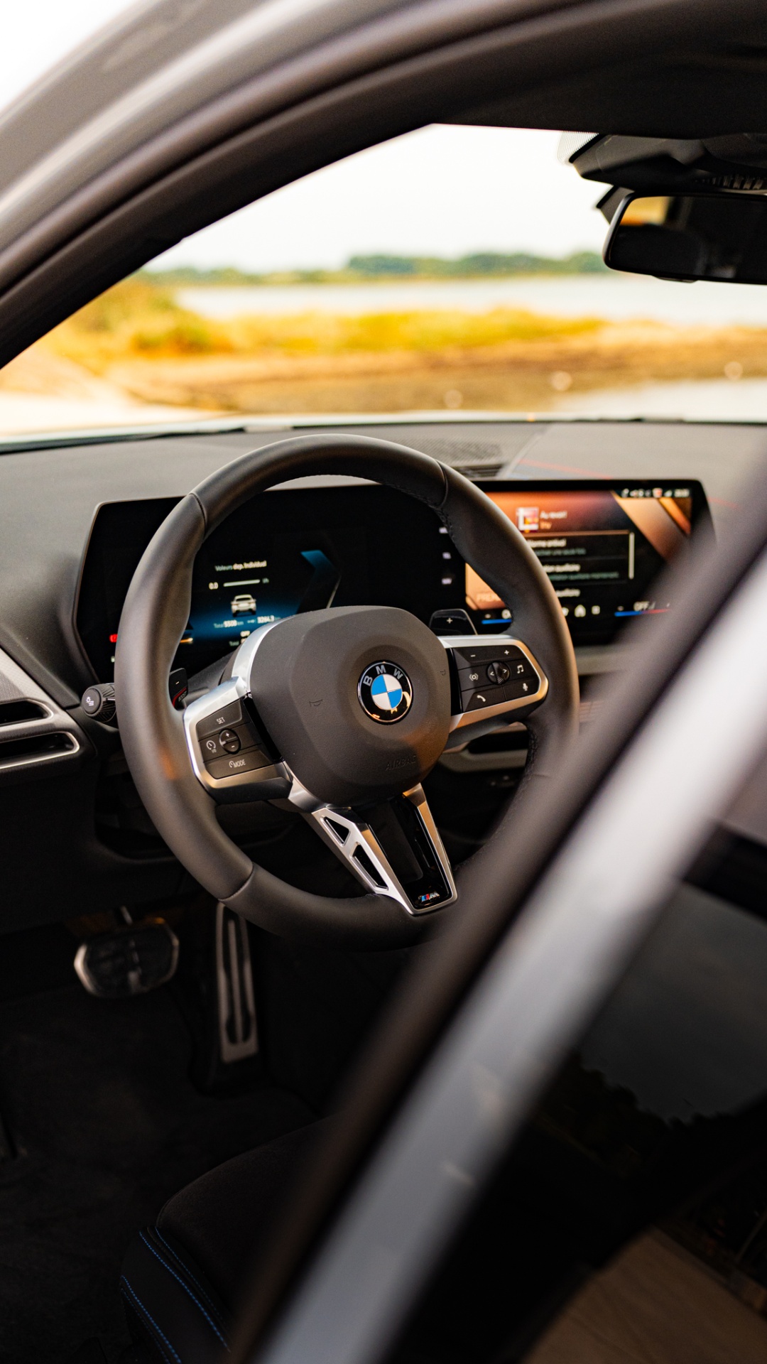 Volant BMW M et écran de bord numérique