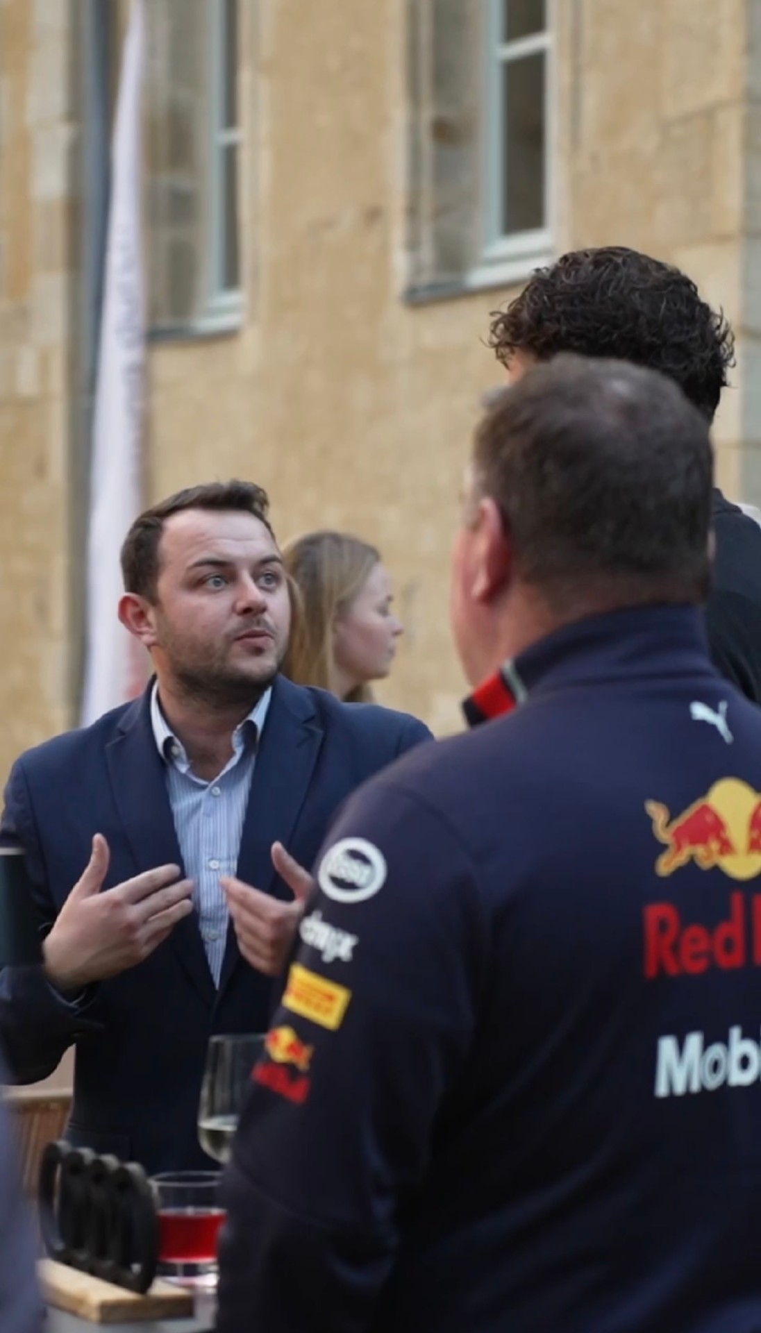 Échange entre invités lors d'un événement Red Bull Racing