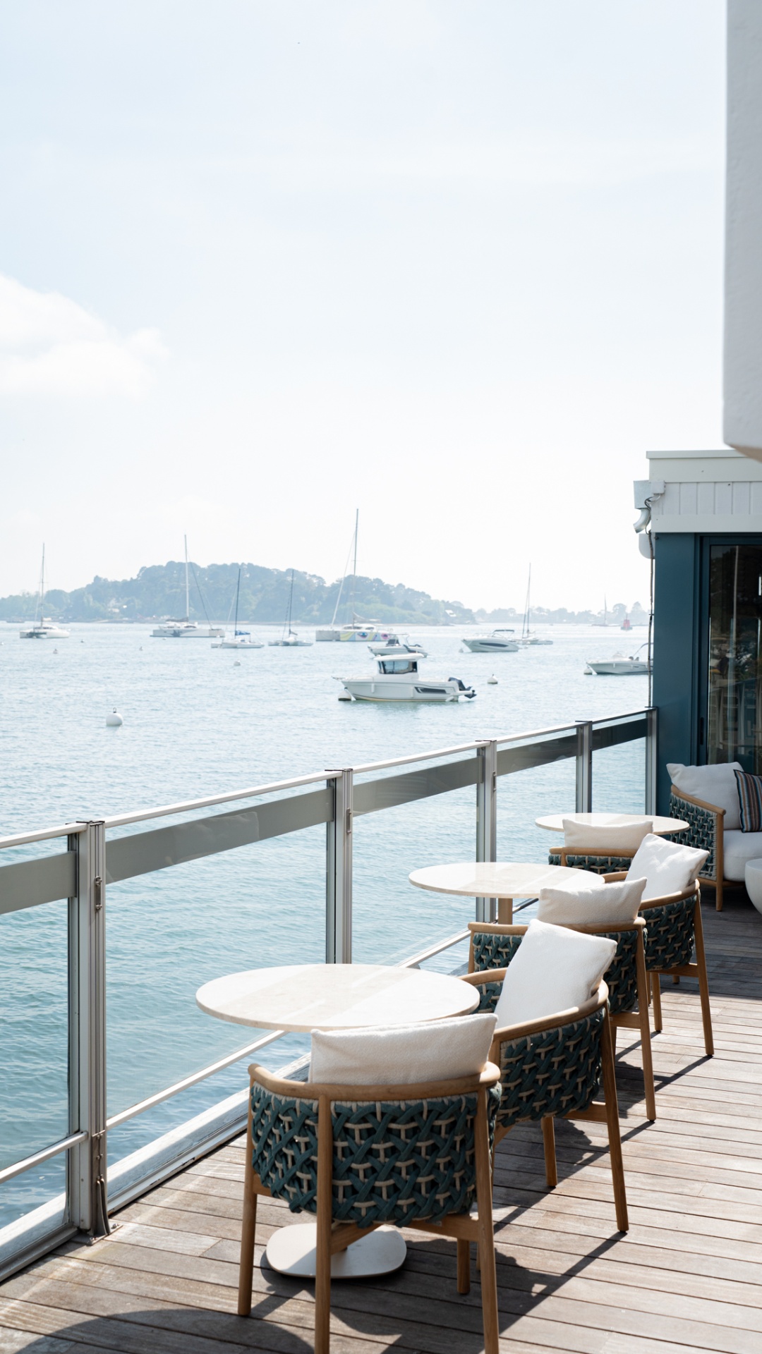 Terrasse avec tables et vue sur le port