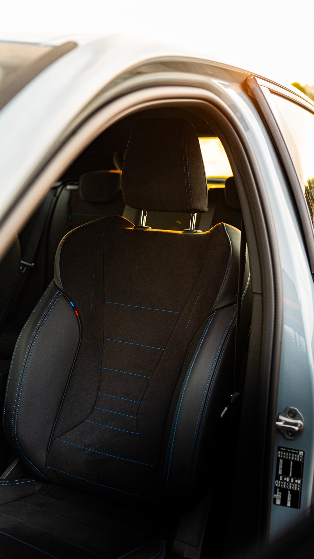 Siège sport BMW M en Alcantara et cuir surpiqûres bleues