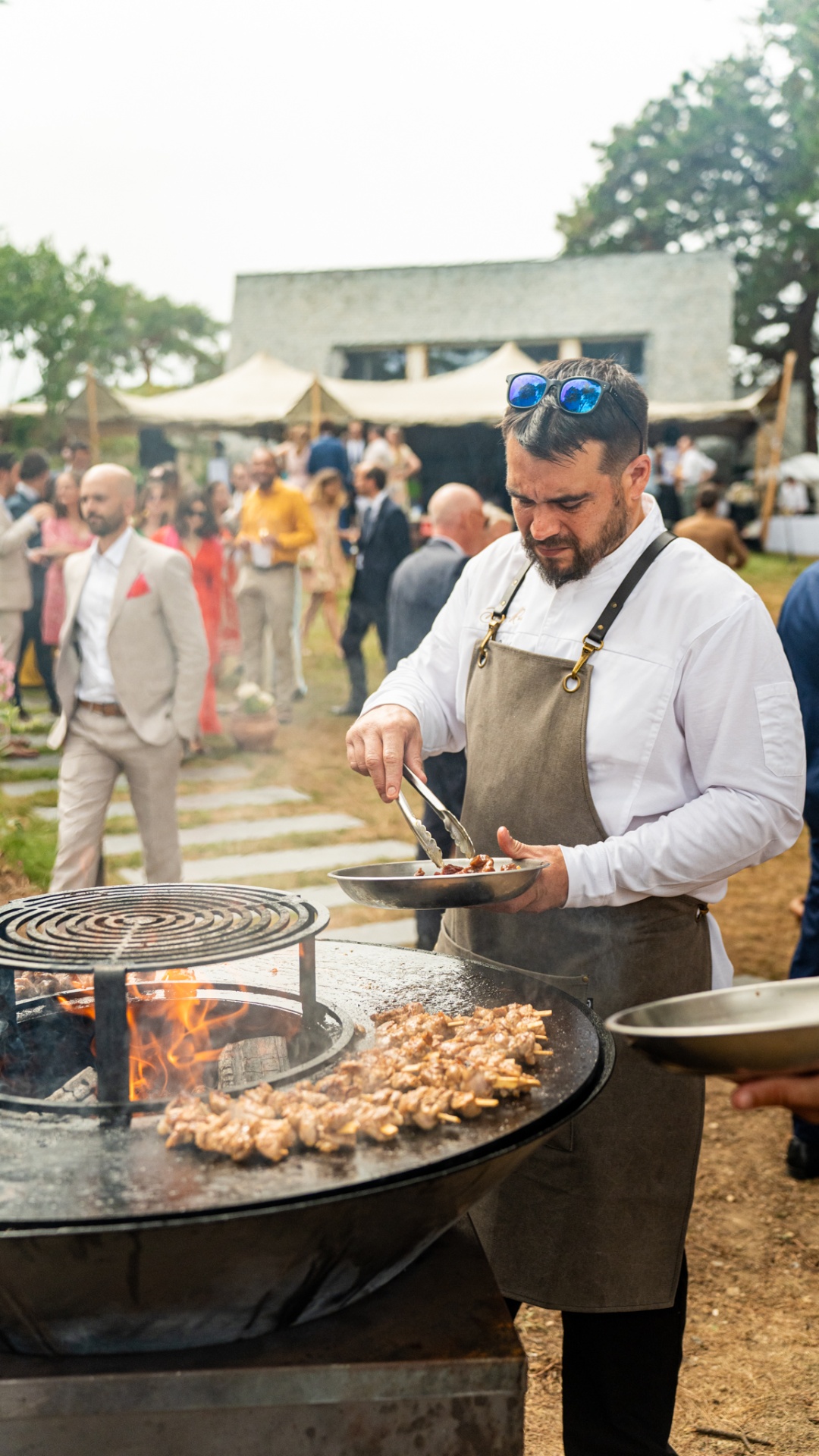 Chef grillant des brochettes sur plancha lors d'un événement