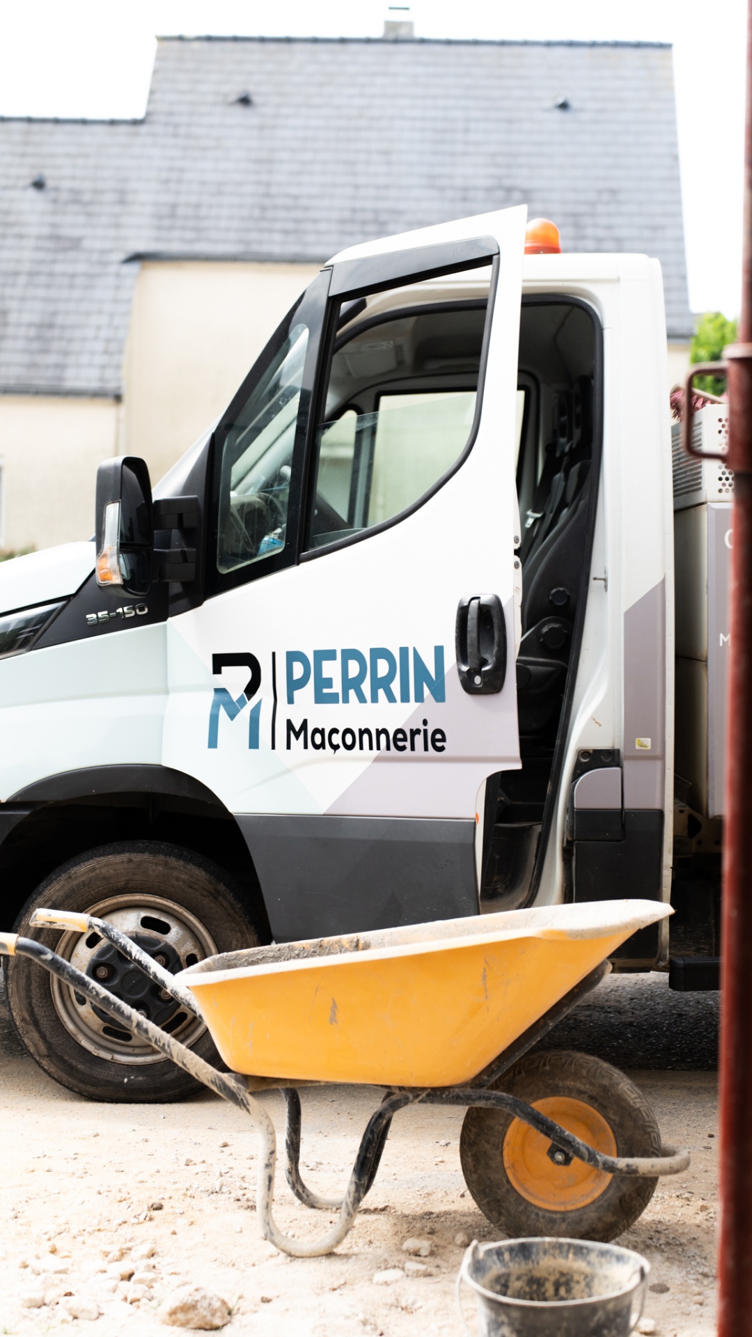 Utilitaire Perrin Maçonnerie et brouette de chantier