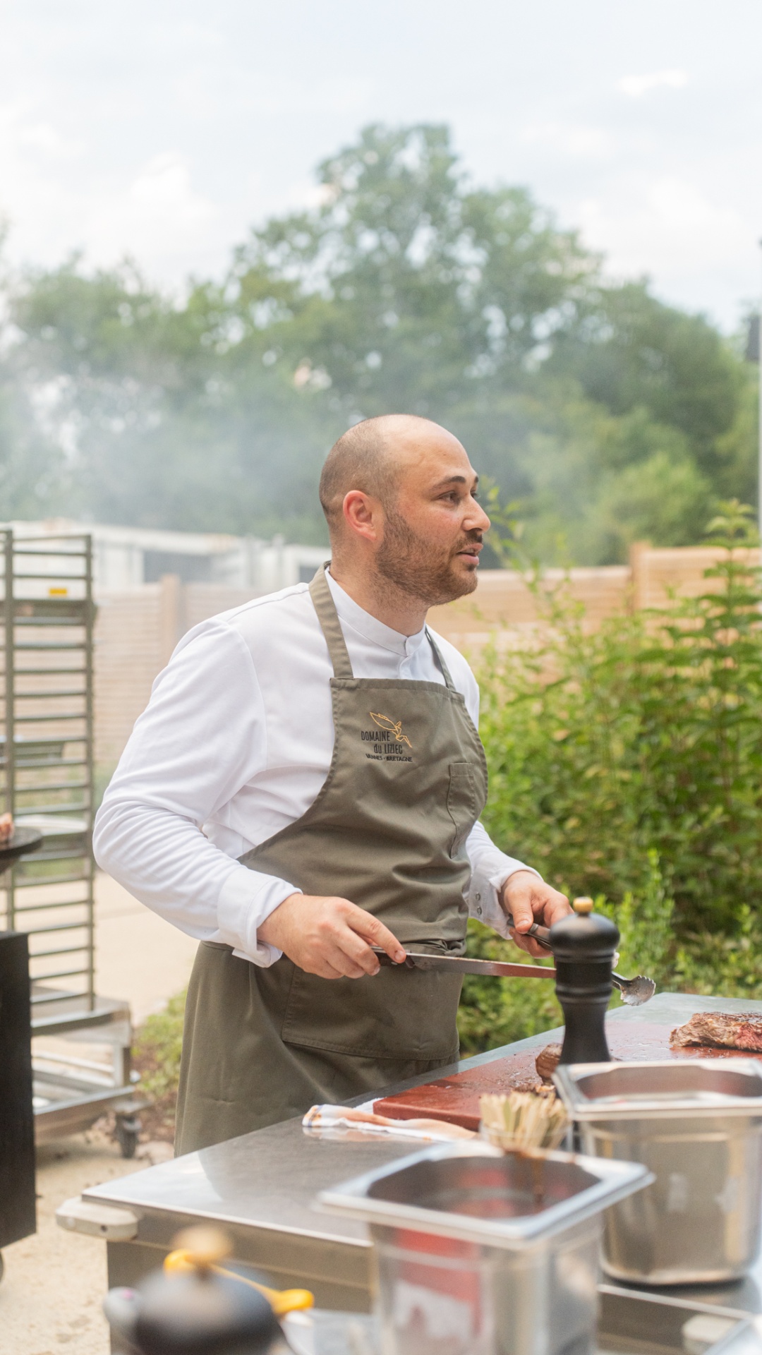 Chef Domaine du Lizieg en cuisson extérieure