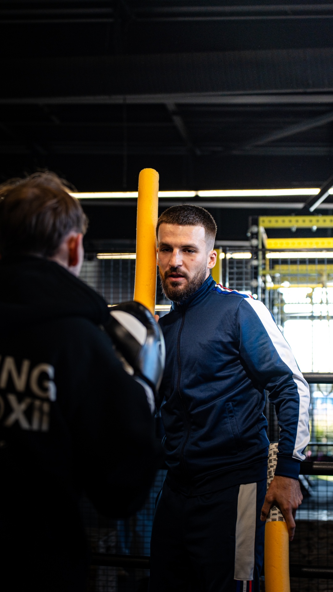 Boxeur échangeant avec son coach avant la séance