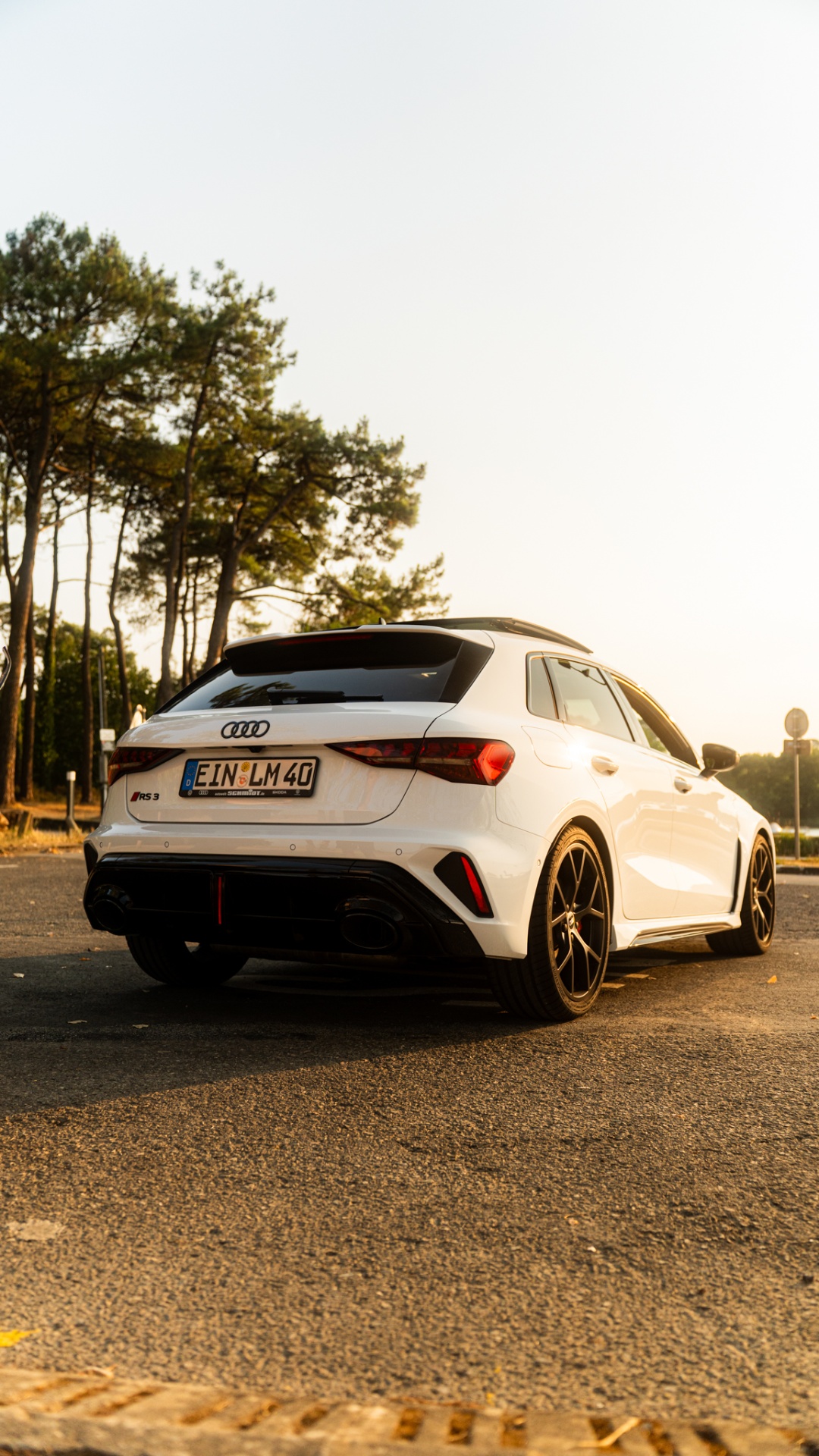 Vue arrière de l'Audi RS3 blanche