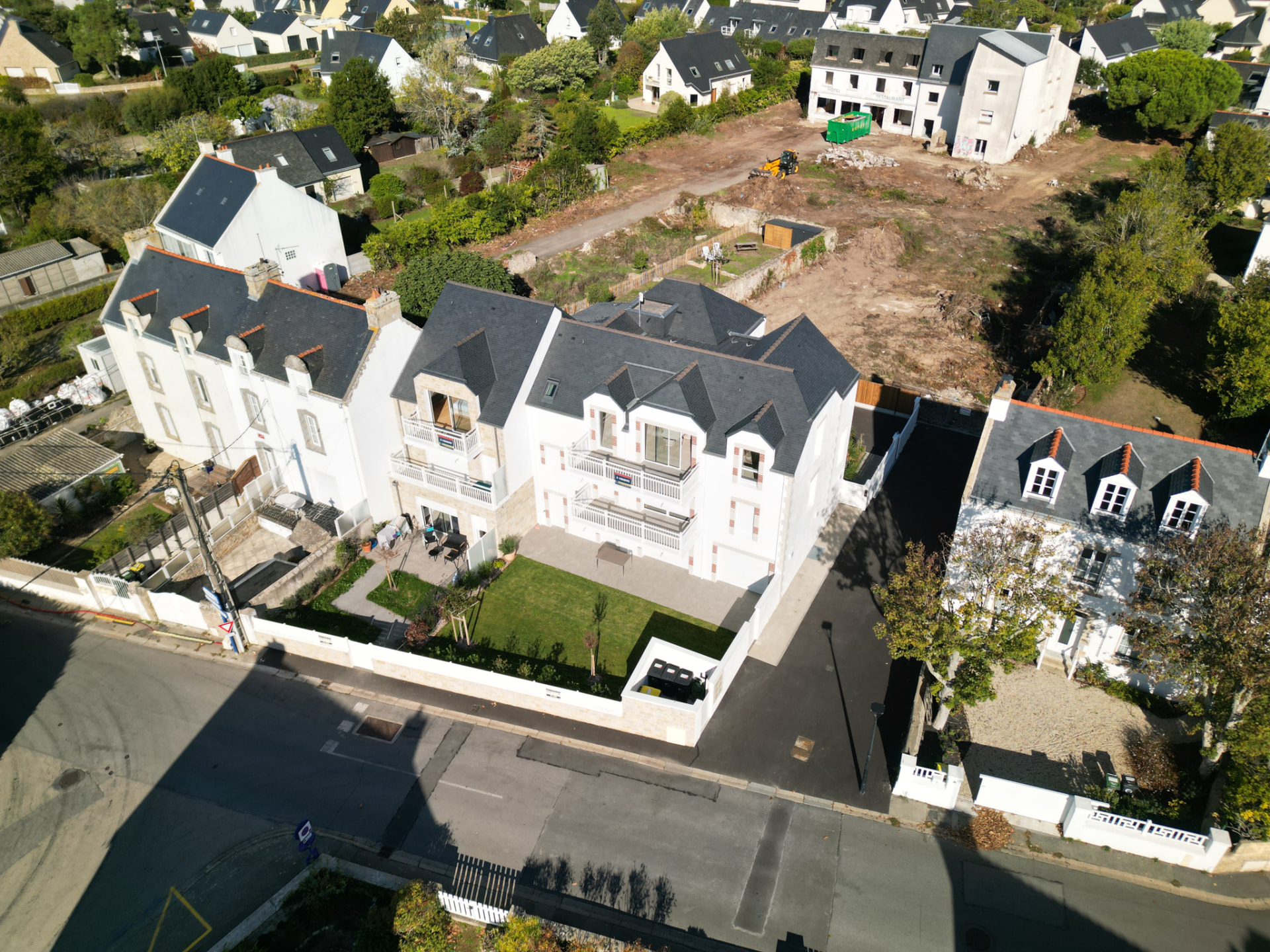 Vue aérienne par drone des maisons neuves aux façades blanches